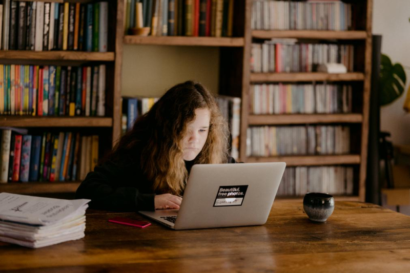 Leerlingen krijgen computer om thuis te kunnen werken