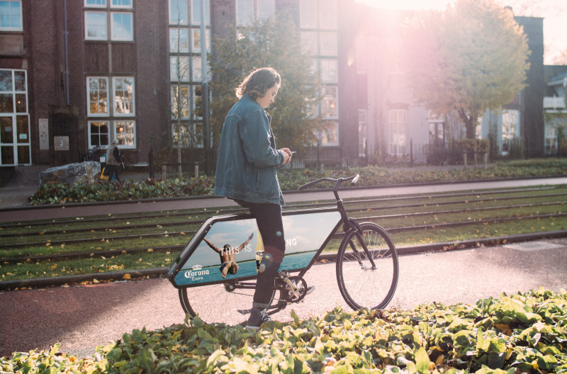 Fietser en adverteerder vinden elkaar dankzij jonge ondernemers