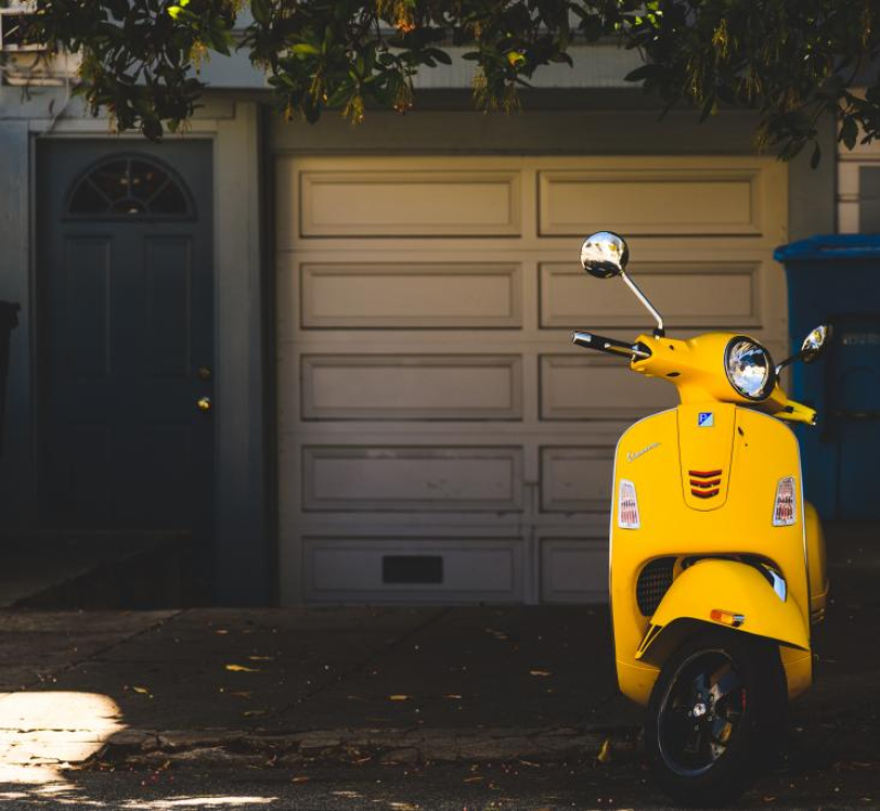 Wanneer is een helm verplicht op de scooter?