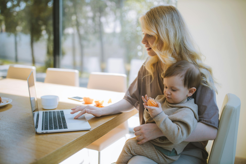 Remote werken cruciaal voor werkende ouders, maar werkgevers blijven achter 