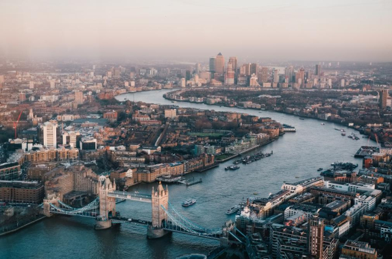 'Financiële sector: neem voorbereidingen op harde Brexit'