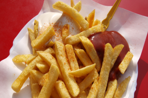 Lange rij voor gratis friet met eigen herbruikbaar bakje