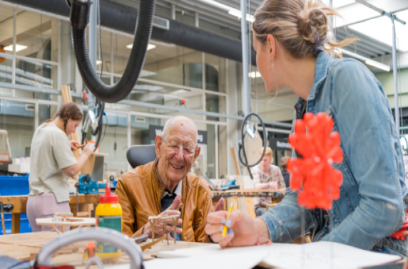 SintLucas-studenten transformeren binnentuin voor Vitalis Brunswijck met MEDITE SMARTPLY