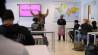 Gerda Havertong & Gianni Lieuw-A-Soe geven Keti Koti les op middelbare school
